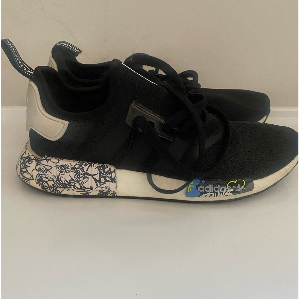 ADIDAS NMD BLACK


SIZE 10


Worn NO box